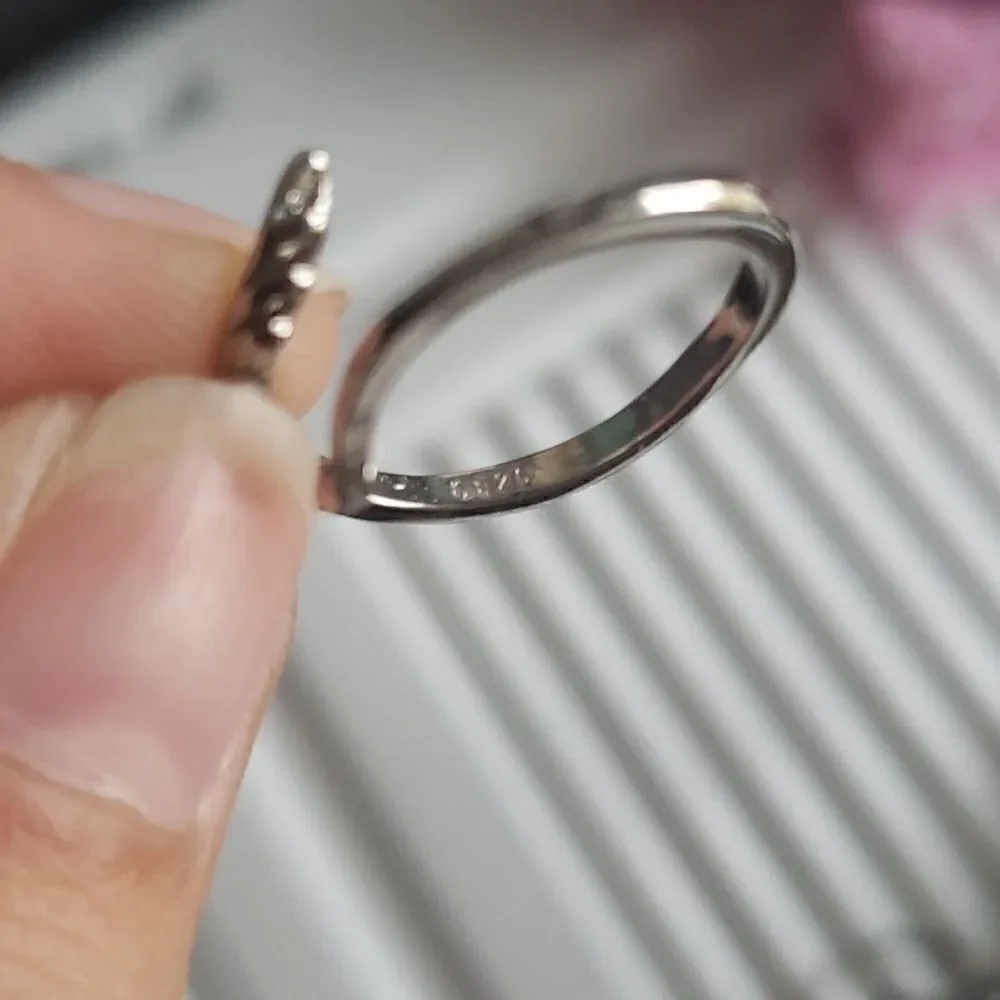 CHIC Wrap Around Finger Feather Unique Ring Adjust